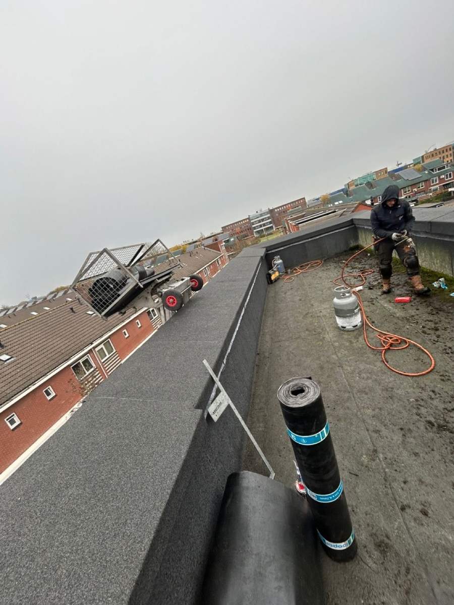 Betonnen deklijsten ingebrand met bitumen