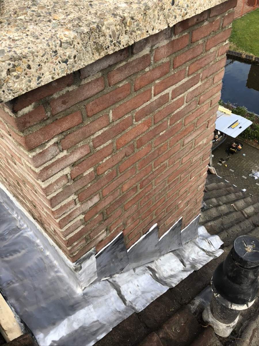 Echt lood rond een schoorsteen