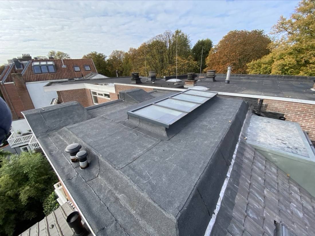 Compleet nieuw dak met lichtkoepels