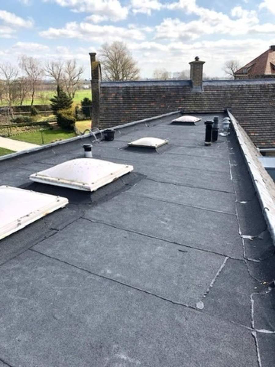 Plat dak met koepels en nieuw loodwerk