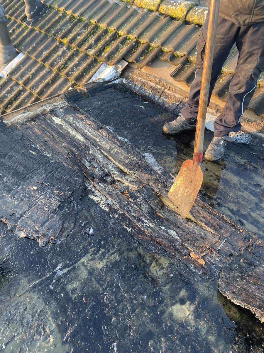 Rot hout onder de dakbedekking