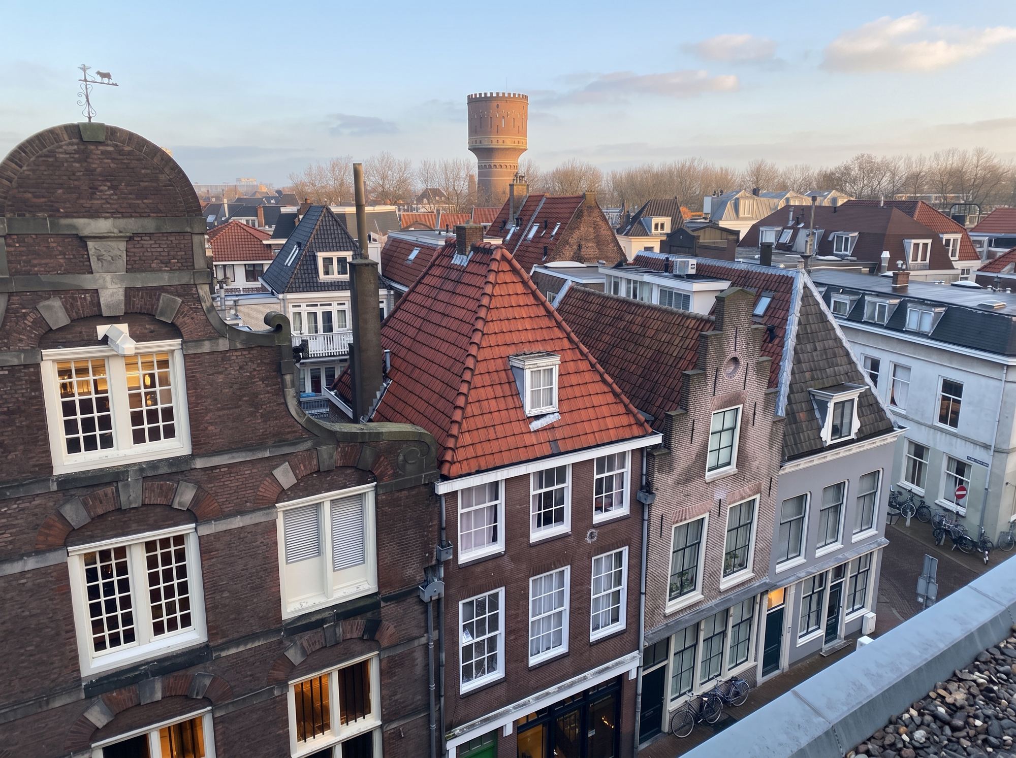 Uitzicht over de daken van de binnenstad bij avondlicht